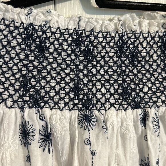 EN CREME Size Small Strapless Floral Smocked Eyelet Lace Top Flowy Romantic - Picture 3 of 8